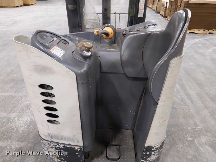 image for item EE7983 2006 Crown RR5225-35 reach truck