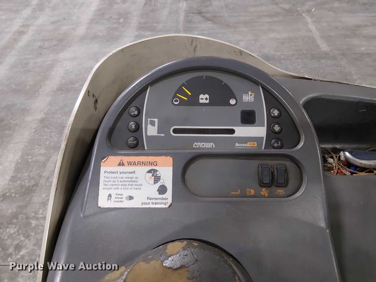image for item EE7983 2006 Crown RR5225-35 reach truck