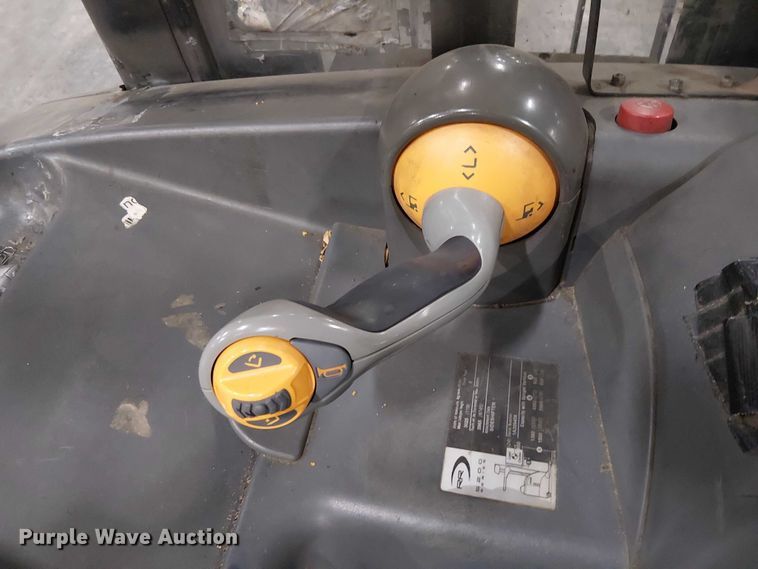 image for item EE7983 2006 Crown RR5225-35 reach truck