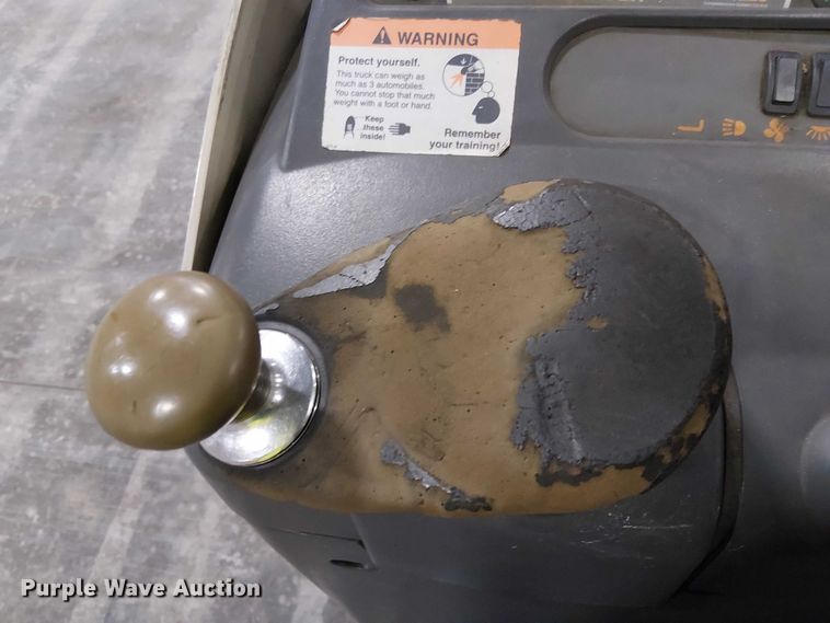 image for item EE7983 2006 Crown RR5225-35 reach truck