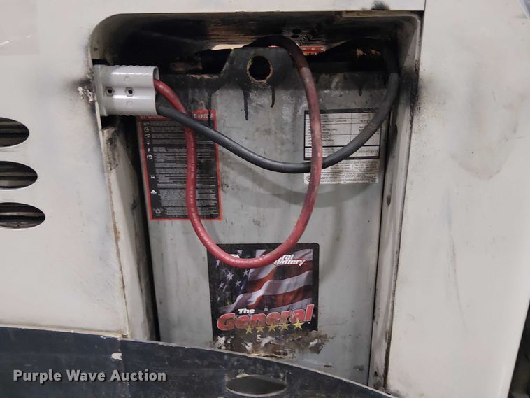 image for item EE7983 2006 Crown RR5225-35 reach truck