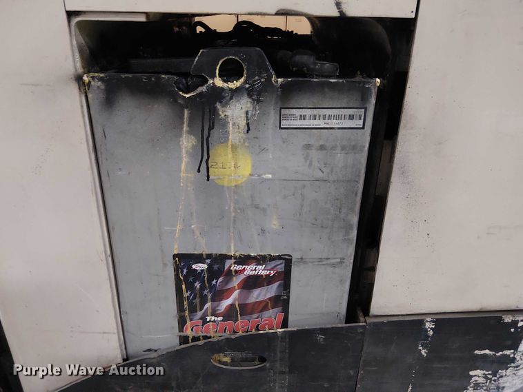 image for item EE7983 2006 Crown RR5225-35 reach truck