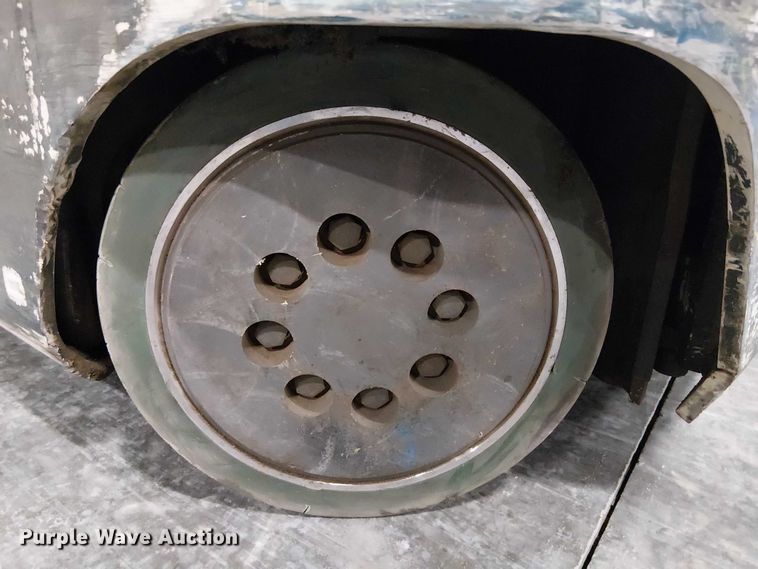 image for item EE7983 2006 Crown RR5225-35 reach truck