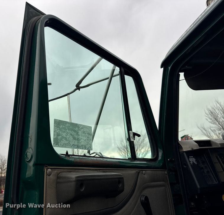 image for item EF2299 2002 International 4700 box truck