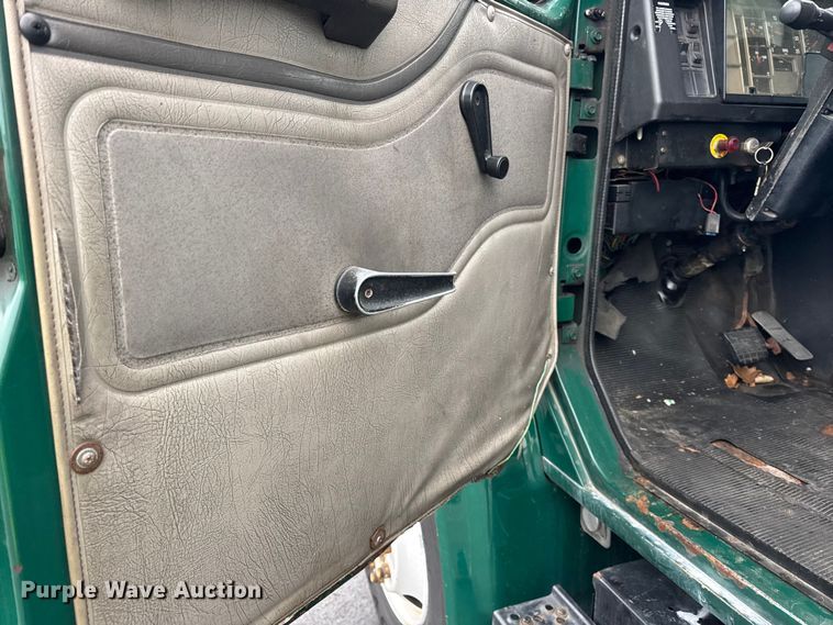 image for item EF2299 2002 International 4700 box truck