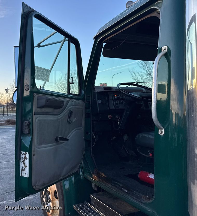 image for item EF2301 2002 International 4700 box truck