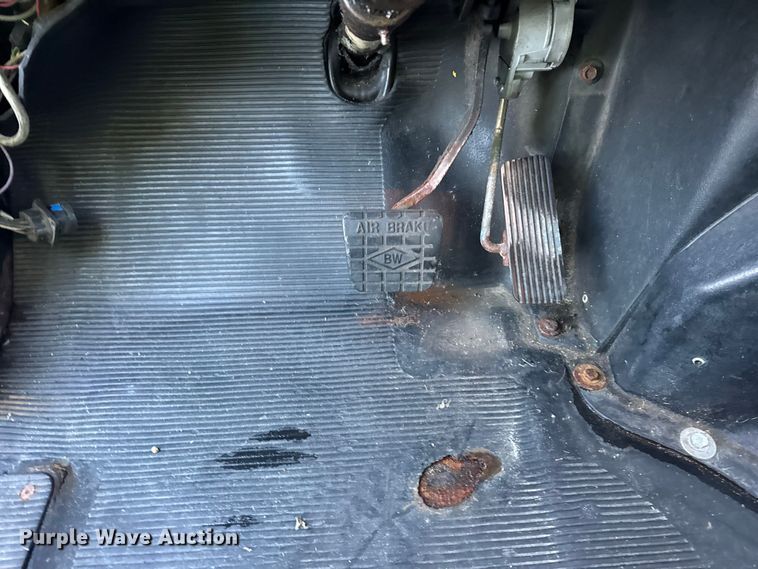 image for item EF2301 2002 International 4700 box truck