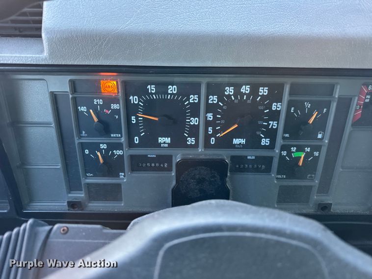 image for item EF2301 2002 International 4700 box truck