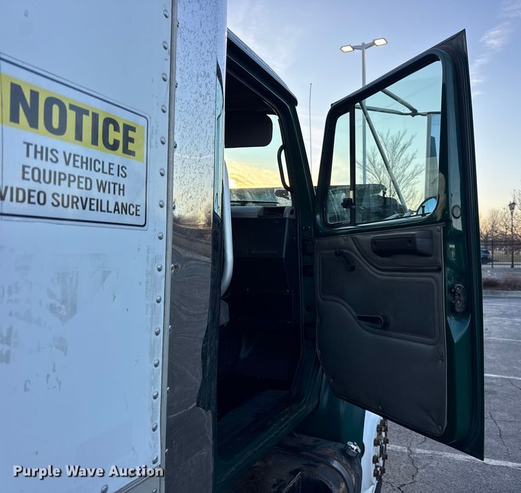 image for item EF2301 2002 International 4700 box truck