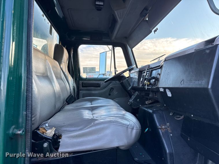 image for item EF2301 2002 International 4700 box truck