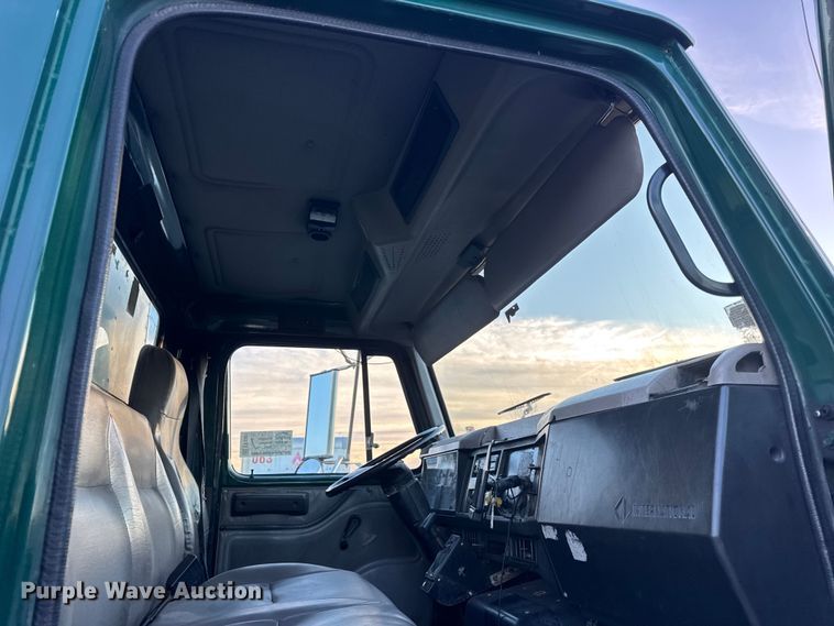 image for item EF2301 2002 International 4700 box truck