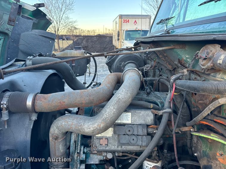 image for item EF2301 2002 International 4700 box truck