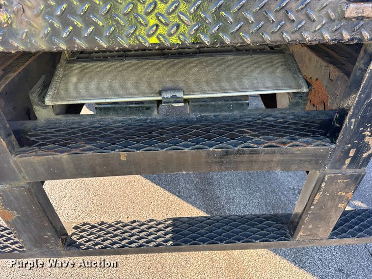 image for item EF2310 2005 International 4300 box truck