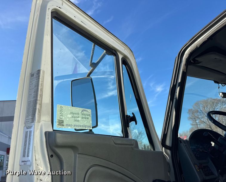 image for item EF2310 2005 International 4300 box truck