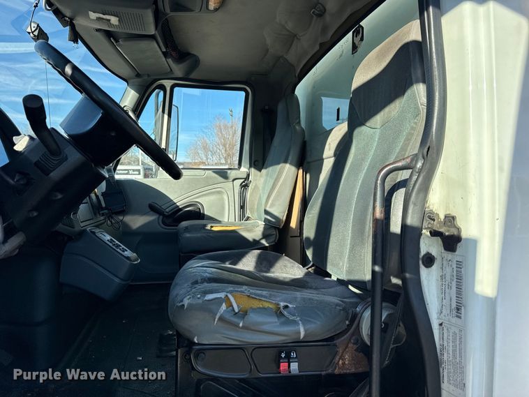 image for item EF2310 2005 International 4300 box truck