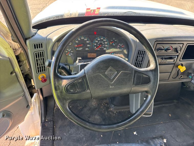 image for item EF2310 2005 International 4300 box truck