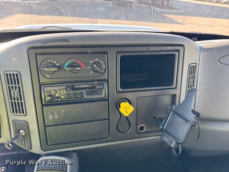 image for item EF2310 2005 International 4300 box truck