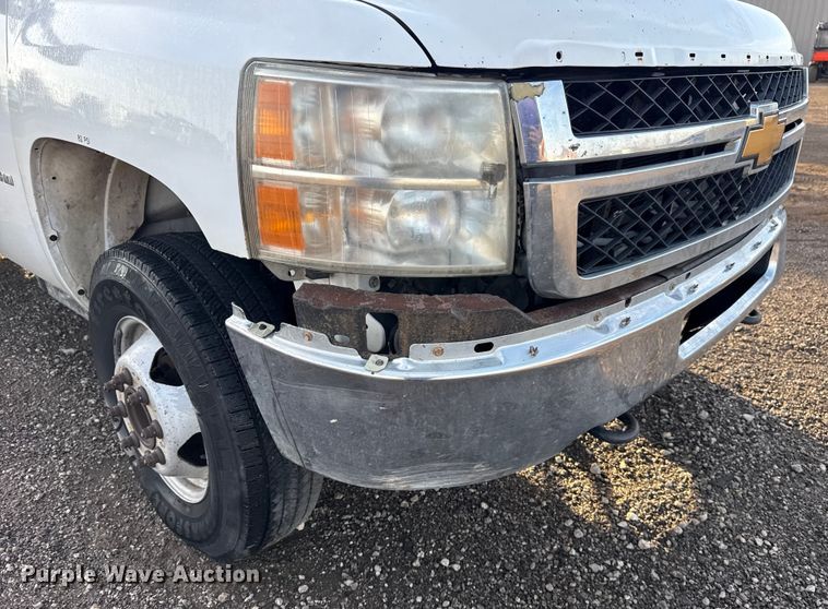 image for item EG1912 2013 Chevrolet Silverado 3500HD flatbed pickup truck