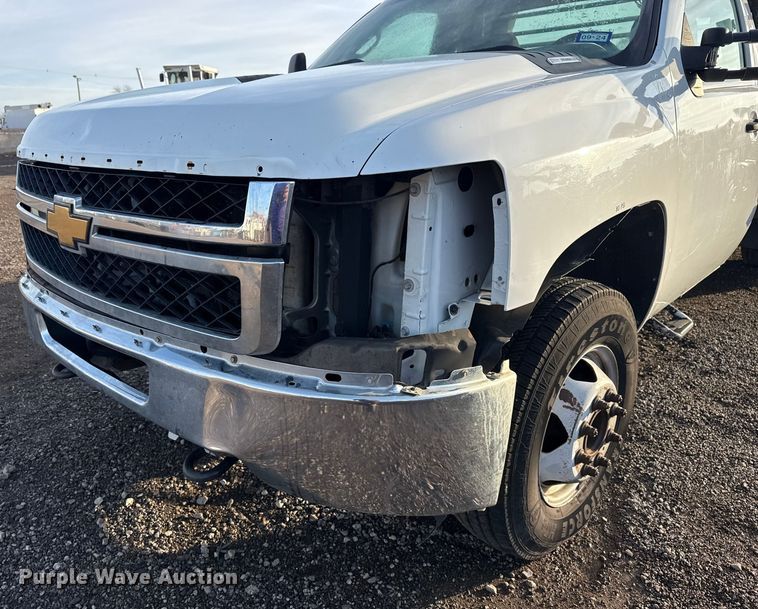 image for item EG1912 2013 Chevrolet Silverado 3500HD flatbed pickup truck