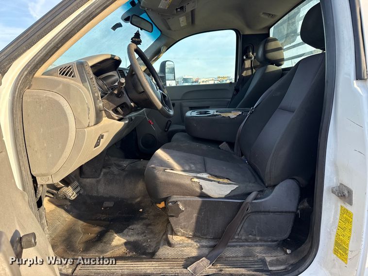 image for item EG1912 2013 Chevrolet Silverado 3500HD flatbed pickup truck