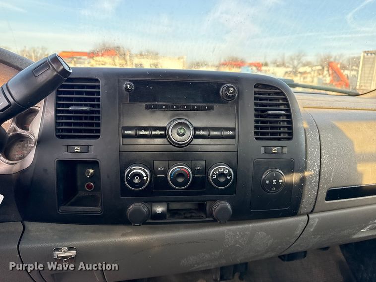 image for item EG1912 2013 Chevrolet Silverado 3500HD flatbed pickup truck