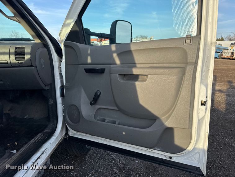 image for item EG1912 2013 Chevrolet Silverado 3500HD flatbed pickup truck