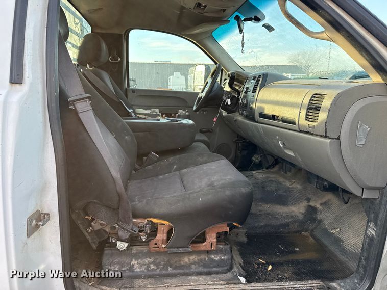 image for item EG1912 2013 Chevrolet Silverado 3500HD flatbed pickup truck