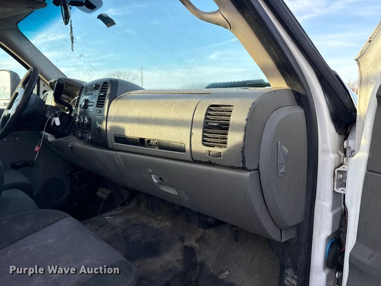 image for item EG1912 2013 Chevrolet Silverado 3500HD flatbed pickup truck