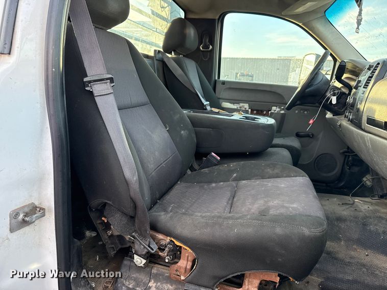 image for item EG1912 2013 Chevrolet Silverado 3500HD flatbed pickup truck