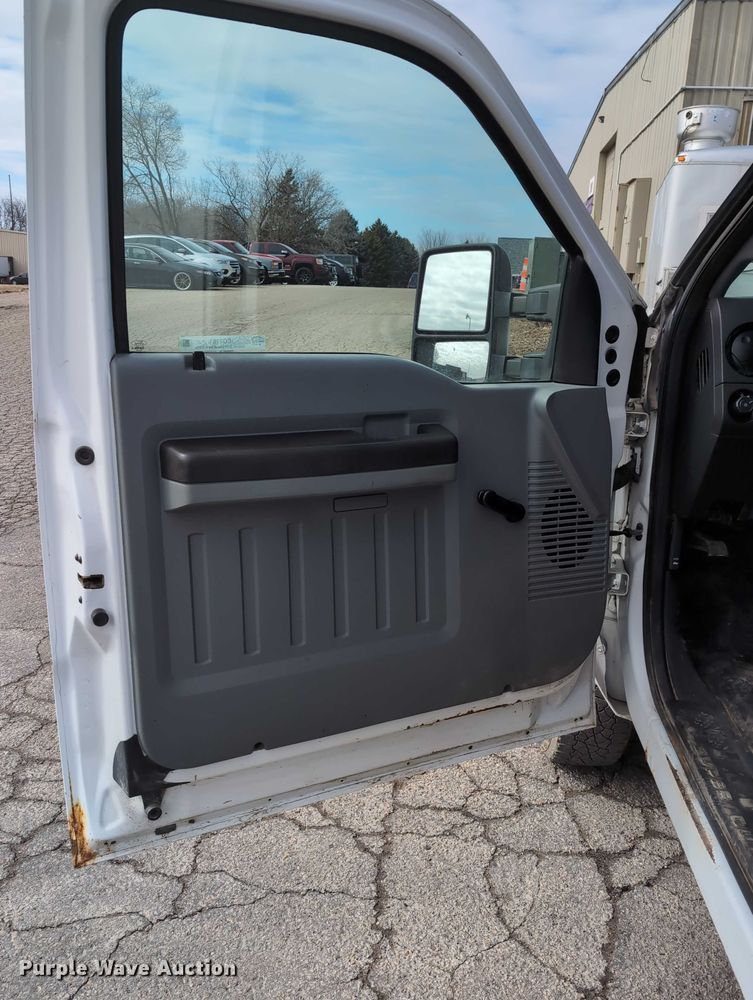 image for item EG2751 2015 Ford F350 Super Duty utility bed pickup truck