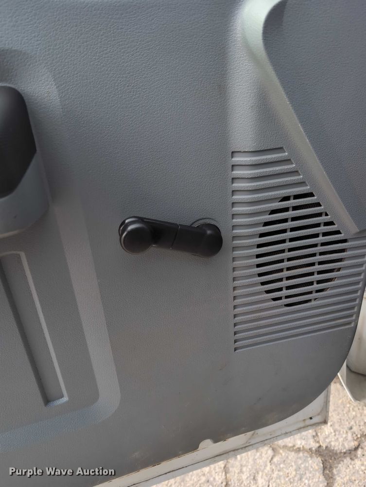 image for item EG2751 2015 Ford F350 Super Duty utility bed pickup truck