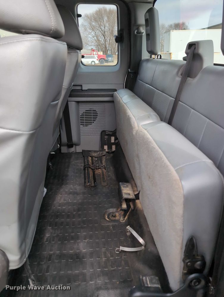 image for item EG2751 2015 Ford F350 Super Duty utility bed pickup truck