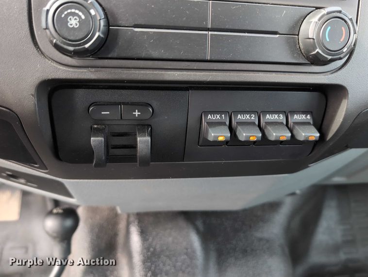 image for item EG2751 2015 Ford F350 Super Duty utility bed pickup truck