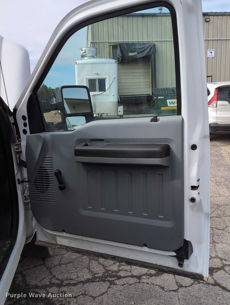 image for item EG2751 2015 Ford F350 Super Duty utility bed pickup truck