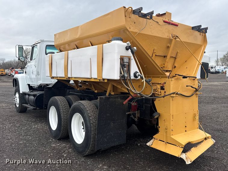 image for item EG8838 1995 Ford LT8000 applicator truck