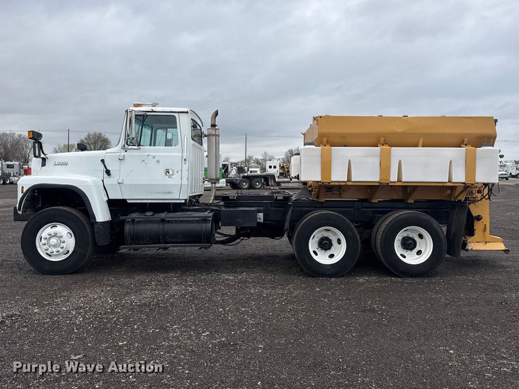 image for item EG8838 1995 Ford LT8000 applicator truck