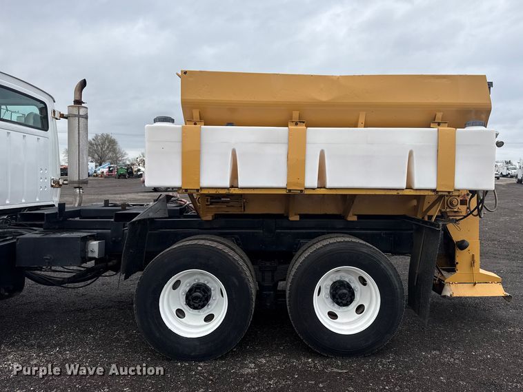 image for item EG8838 1995 Ford LT8000 applicator truck