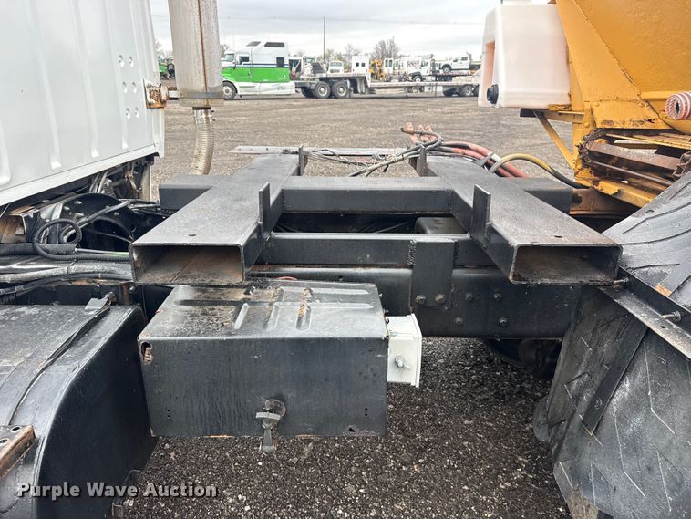 image for item EG8838 1995 Ford LT8000 applicator truck