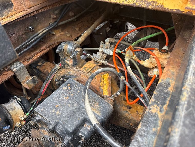 image for item EG8838 1995 Ford LT8000 applicator truck