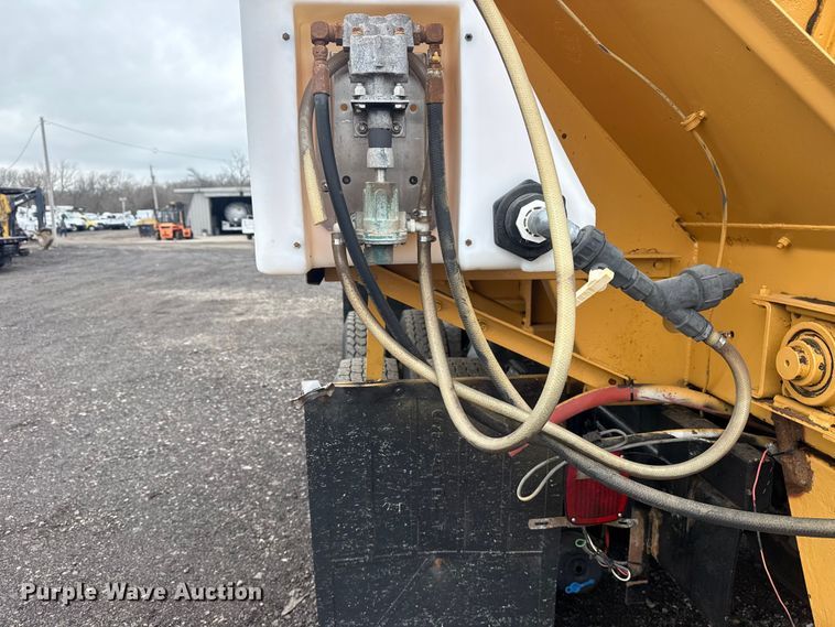 image for item EG8838 1995 Ford LT8000 applicator truck