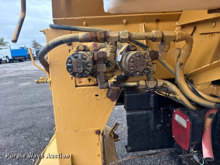 image for item EG8838 1995 Ford LT8000 applicator truck