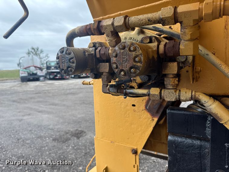 image for item EG8838 1995 Ford LT8000 applicator truck