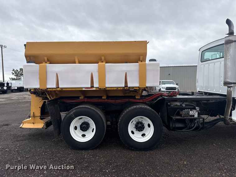 image for item EG8838 1995 Ford LT8000 applicator truck