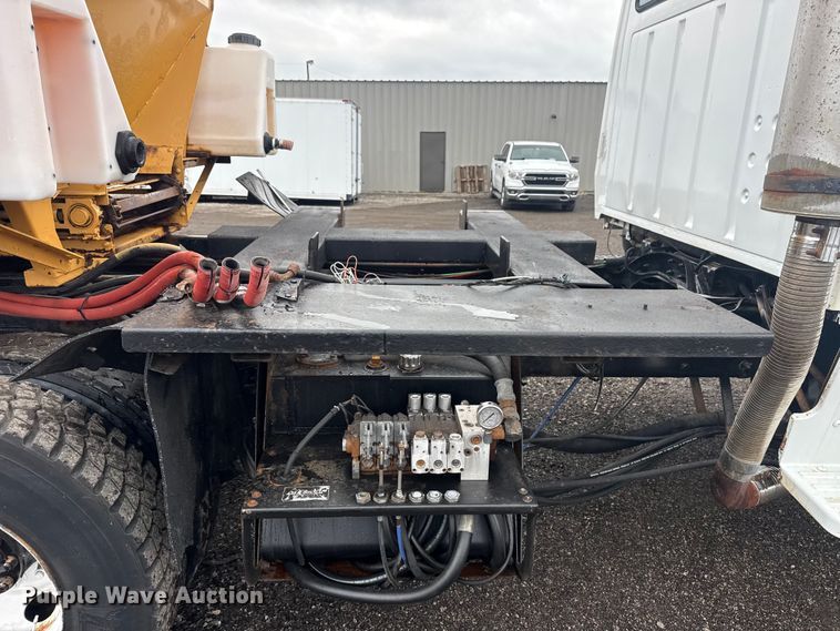 image for item EG8838 1995 Ford LT8000 applicator truck