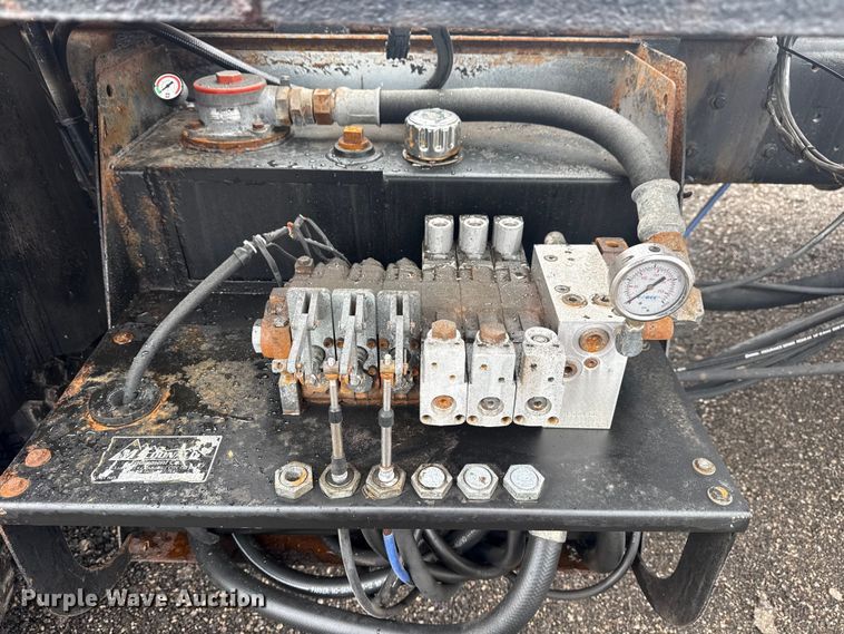 image for item EG8838 1995 Ford LT8000 applicator truck