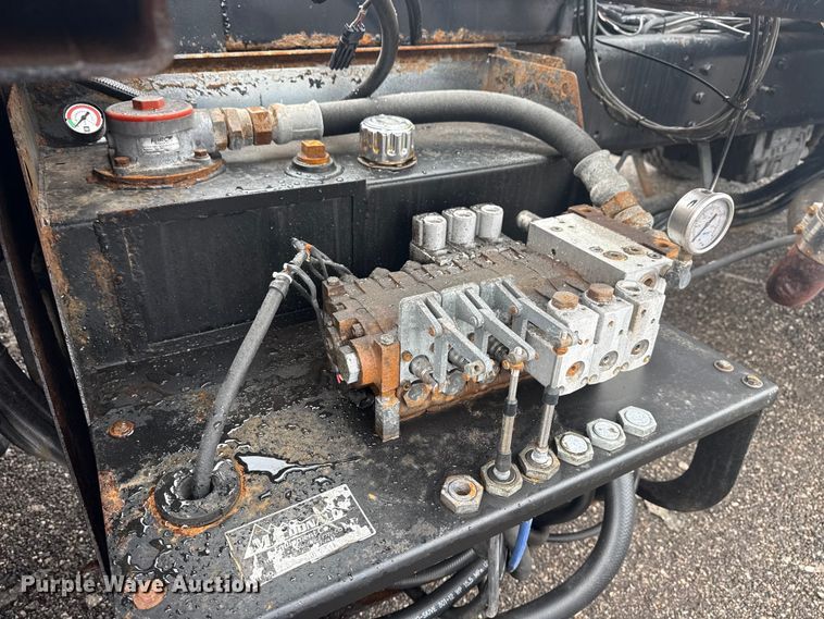 image for item EG8838 1995 Ford LT8000 applicator truck