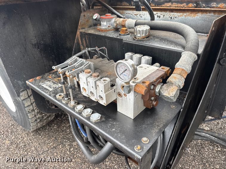 image for item EG8838 1995 Ford LT8000 applicator truck