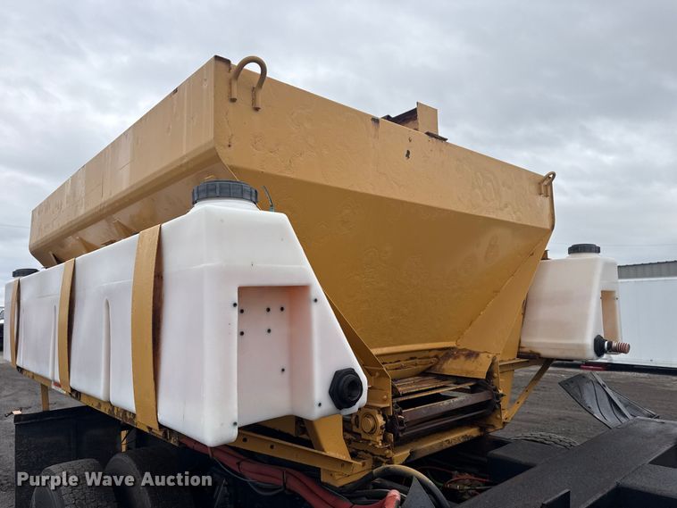 image for item EG8838 1995 Ford LT8000 applicator truck