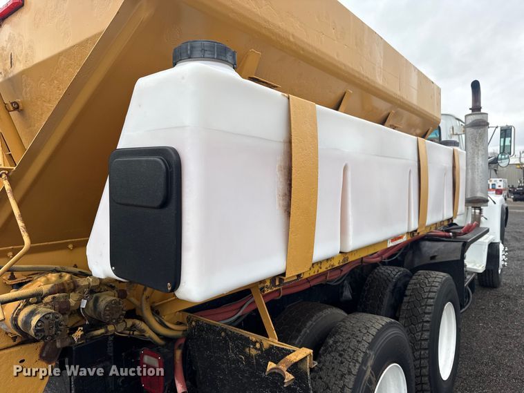 image for item EG8838 1995 Ford LT8000 applicator truck