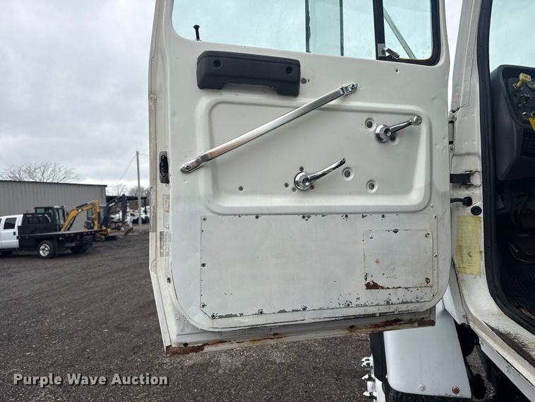 image for item EG8838 1995 Ford LT8000 applicator truck